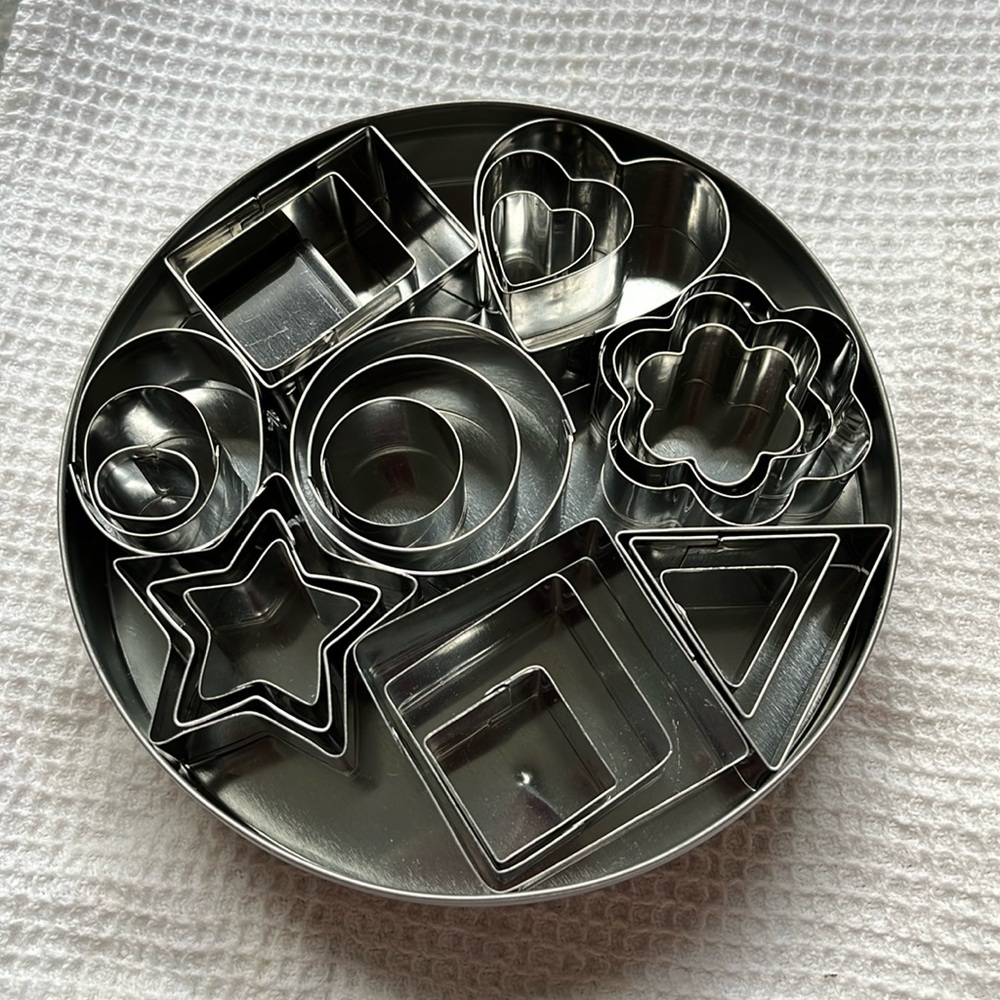 NWOT 24 pc canapé cutters